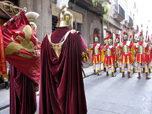 75&egrave; aniversari Associaci&oacute; de Jes&uacute;s Crucificat - Manaies de Girona. Desfilada inaugural