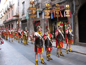 75&egrave; aniversari Associaci&oacute; de Jes&uacute;s Crucificat - Manaies de Girona. Desfilada inaugural