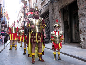 75&egrave; aniversari Associaci&oacute; de Jes&uacute;s Crucificat - Manaies de Girona. Desfilada inaugural