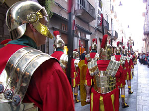 75&egrave; aniversari Associaci&oacute; de Jes&uacute;s Crucificat - Manaies de Girona. Desfilada inaugural