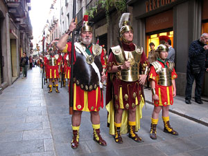 75&egrave; aniversari Associaci&oacute; de Jes&uacute;s Crucificat - Manaies de Girona. Desfilada inaugural