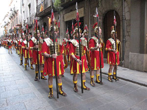 75&egrave; aniversari Associaci&oacute; de Jes&uacute;s Crucificat - Manaies de Girona. Desfilada inaugural