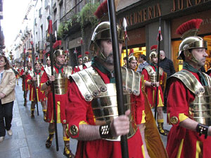 75&egrave; aniversari Associaci&oacute; de Jes&uacute;s Crucificat - Manaies de Girona. Desfilada inaugural