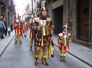 75&egrave; aniversari Associaci&oacute; de Jes&uacute;s Crucificat - Manaies de Girona. Desfilada inaugural