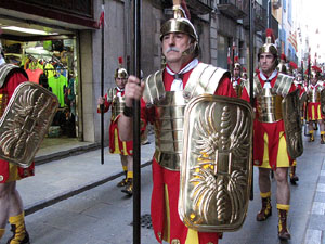 75&egrave; aniversari Associaci&oacute; de Jes&uacute;s Crucificat - Manaies de Girona. Desfilada inaugural