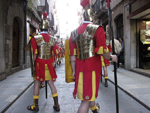 75&egrave; aniversari Associaci&oacute; de Jes&uacute;s Crucificat - Manaies de Girona. Desfilada inaugural