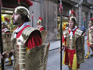 75&egrave; aniversari Associaci&oacute; de Jes&uacute;s Crucificat - Manaies de Girona. Desfilada inaugural