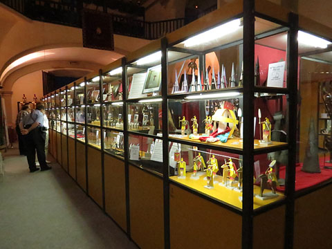 Vitrines de l'exposició. En primer terme, retallables de Jordi Pericot i Max Varés