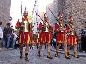 75è aniversari Associació de Jesús Crucificat - Manaies de Girona. Lliurament del Penó