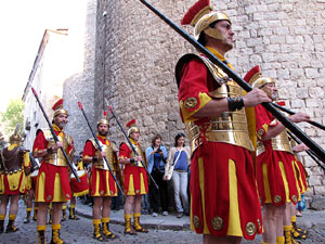 75è aniversari Associació de Jesús Crucificat - Manaies de Girona. Lliurament del Penó