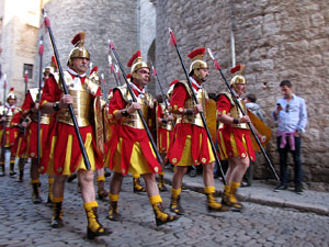 75è aniversari Associació de Jesús Crucificat - Manaies de Girona. Lliurament del Penó