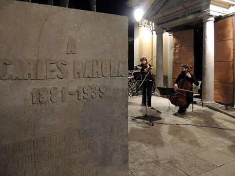 El Quartet Joan Brossa interpreta El Cant dels Ocells davant el mon&ograve;lit dedicat a Carles Rahola a la Rambla de la Llibertat