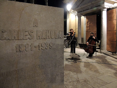 El Quartet Joan Brossa interpreta El Cant dels Ocells davant el monòlit dedicat a Carles Rahola a la Rambla de la Llibertat