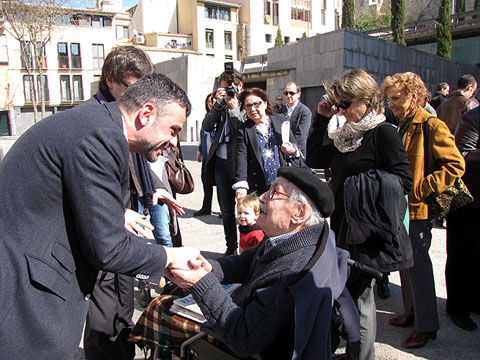 Salutació del conseller Santi Vila a Emili Ros, gendre de Carles Rahola