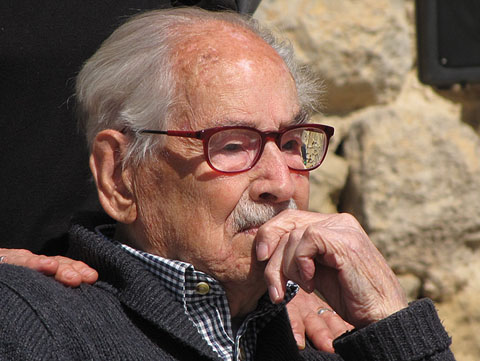 Emili Ros, gendre de Carles Rahola, durant l'acte al Jard&iacute; de la Inf&agrave;ncia