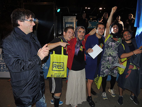 L'alcalde de Girona, Carles Puigdemont, lliurant el premi al millor grup de disfresses categoria temàtica