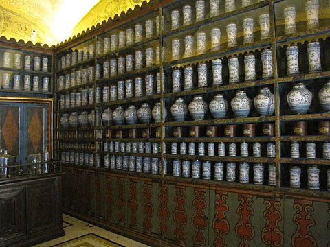 La col·lecció de pots de ceràmica, datats entre els segles XVI i XVIII