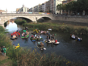 Fires de Sant Narcís 2013. 2a. Baixada d'andròmines pel riu Onyar del segle XXI
