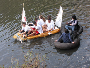 Fires de Sant Narcís 2013. 2a. Baixada d'andròmines pel riu Onyar del segle XXI