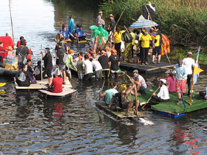 Fires de Sant Narcís 2013. 2a. Baixada d'andròmines pel riu Onyar del segle XXI