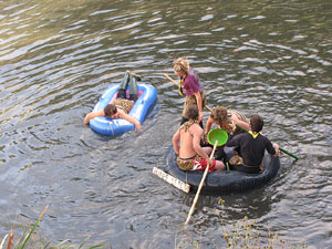 Fires de Sant Narcís 2013. 2a. Baixada d'andròmines pel riu Onyar del segle XXI