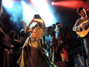 Fires de Sant Narcís 2013. Espectacle de Berros de la Cort i Alma Cubrae a la plaça de Sant Feliu