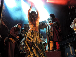 Fires de Sant Narcís 2013. Espectacle de Berros de la Cort i Alma Cubrae a la plaça de Sant Feliu