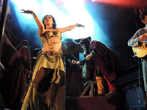 Fires de Sant Narcís 2013. Espectacle de Berros de la Cort i Alma Cubrae a la plaça de Sant Feliu