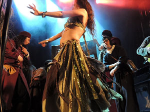 Fires de Sant Narcís 2013. Espectacle de Berros de la Cort i Alma Cubrae a la plaça de Sant Feliu