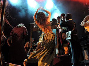 Fires de Sant Narcís 2013. Espectacle de Berros de la Cort i Alma Cubrae a la plaça de Sant Feliu