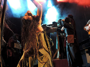 Fires de Sant Narcís 2013. Espectacle de Berros de la Cort i Alma Cubrae a la plaça de Sant Feliu