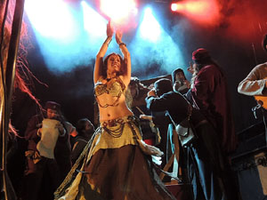 Fires de Sant Narcís 2013. Espectacle de Berros de la Cort i Alma Cubrae a la plaça de Sant Feliu