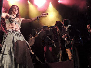 Fires de Sant Narcís 2013. Espectacle de Berros de la Cort i Alma Cubrae a la plaça de Sant Feliu