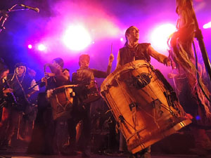 Fires de Sant Narc&iacute;s 2013. Espectacle de Berros de la Cort i Alma Cubrae a la pla&ccedil;a de Sant Feliu