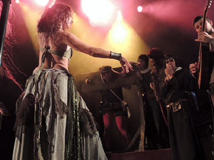 Fires de Sant Narc&iacute;s 2013. Espectacle de Berros de la Cort i Alma Cubrae a la pla&ccedil;a de Sant Feliu