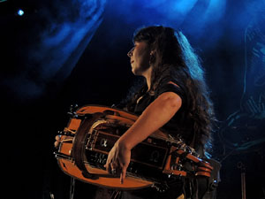 Fires de Sant Narc&iacute;s 2013. Espectacle de Berros de la Cort i Alma Cubrae a la pla&ccedil;a de Sant Feliu