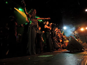Fires de Sant Narc&iacute;s 2013. Espectacle de Berros de la Cort i Alma Cubrae a la pla&ccedil;a de Sant Feliu