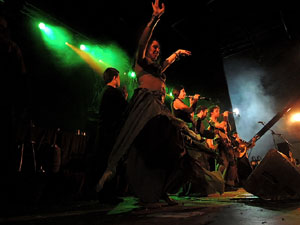 Fires de Sant Narc&iacute;s 2013. Espectacle de Berros de la Cort i Alma Cubrae a la pla&ccedil;a de Sant Feliu