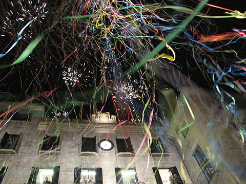 Llançament de serpentines al final del pregó