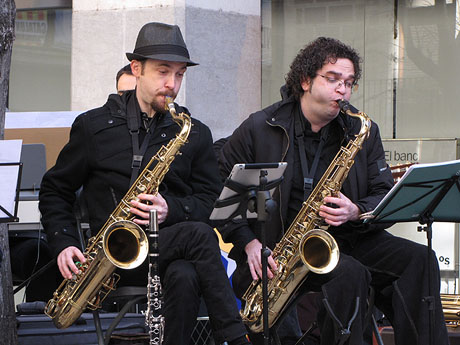 Concert de jazz i swing per la Jove Big Band de Girona a la Rambla de la Llibertat