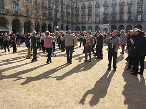 Sardanes a la pla&ccedil;a Independ&egrave;ncia