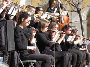 Sardanes a la pla&ccedil;a Independ&egrave;ncia