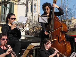 Sardanes a la pla&ccedil;a Independ&egrave;ncia