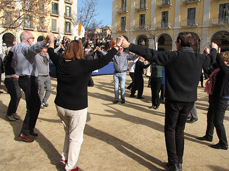 Sardanes a la pla&ccedil;a Independ&egrave;ncia