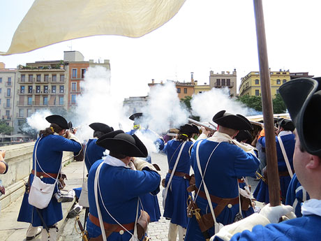 Girona resisteix! Jornades de recreaci&oacute; hist&ograve;rica de la Guerra de Successi&oacute;. Escaramussa al Pont de Pedra