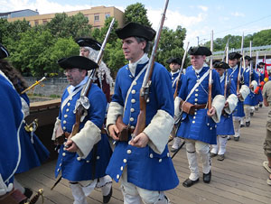 Girona resisteix! Jornades de recreaci&oacute; hist&ograve;rica de la Guerra de Successi&oacute;. Desfilada pels carrers