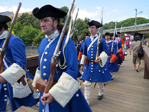 Girona resisteix! Jornades de recreaci&oacute; hist&ograve;rica de la Guerra de Successi&oacute;. Desfilada pels carrers