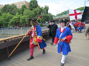Girona resisteix! Jornades de recreaci&oacute; hist&ograve;rica de la Guerra de Successi&oacute;. Desfilada pels carrers