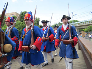 Girona resisteix! Jornades de recreaci&oacute; hist&ograve;rica de la Guerra de Successi&oacute;. Desfilada pels carrers