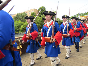 Girona resisteix! Jornades de recreaci&oacute; hist&ograve;rica de la Guerra de Successi&oacute;. Desfilada pels carrers
